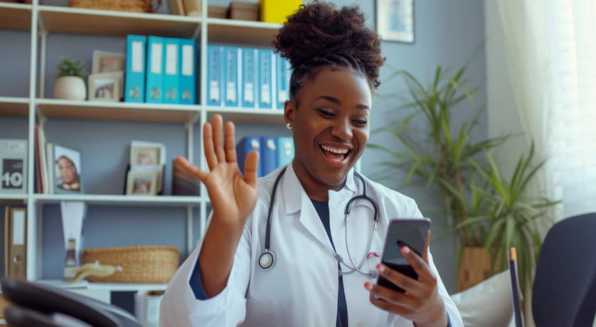 Une professionnelle de santé échange avec un patient depuis son téléphone