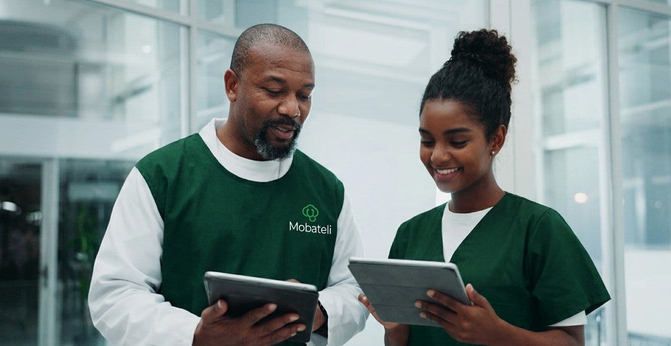 Une médecin et un patient consultent un dossier sur tablette